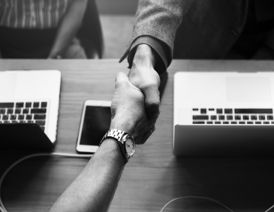 agt-akademie-business-people-shaking-hands-agreement